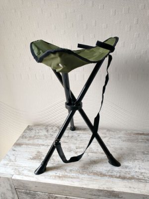 Dreibein Hocker grün
